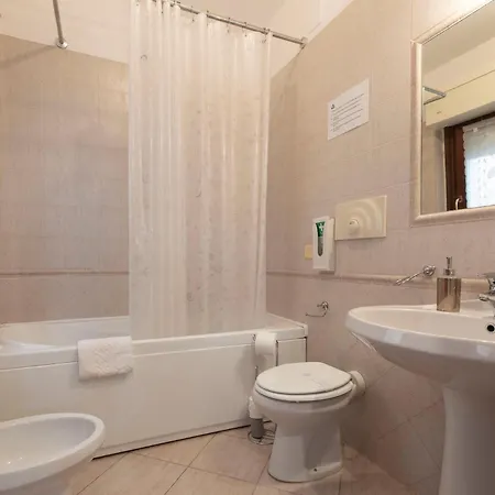 Apartamento Turistico Leonardo - Rome, 20m In Treno -fiumicino Airport, 2m In Treno- Fiera, 2m In Treno Fiumicino